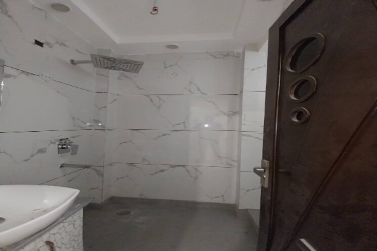 Bathroom, janakpuri 3 Bedroom 150 Sq.Yd. Apartment In Janakpuri Delhi 8554984