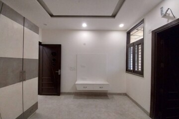 Room in 3 BHK Apartment at Janakpuri – for Sale