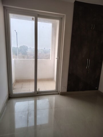 Room in 2 BHK Apartment at Nirala Greenshire, Sector 2 Greater Noida – for Rent