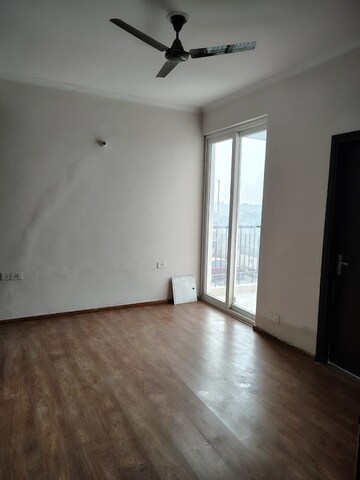 Room in 2 BHK Apartment at Nirala Greenshire, Sector 2 Greater Noida – for Rent