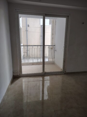 Room in 2 BHK Apartment at Nirala Greenshire, Sector 2 Greater Noida – for Rent