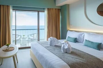 Bedroom in 4 BHK Apartment at Kalpataru Azuro, Nepean Sea Road – for Sale