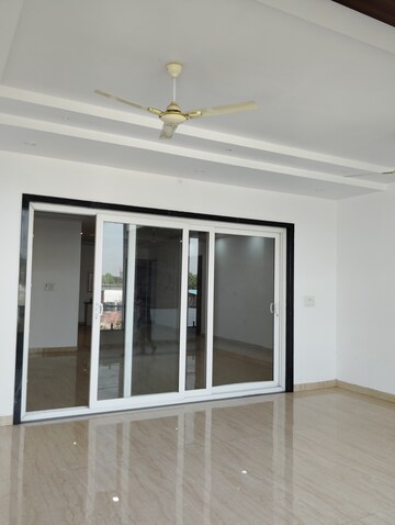 Room in 3 BHK Apartment at Mahanagar – for Rent