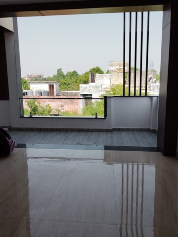 Bedroom in 3 BHK Apartment at Mahanagar – for Rent