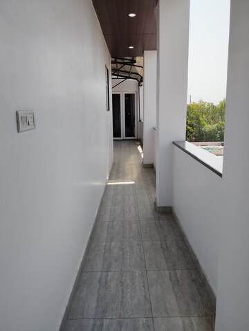Staircase in 3 BHK Apartment at Mahanagar – for Rent
