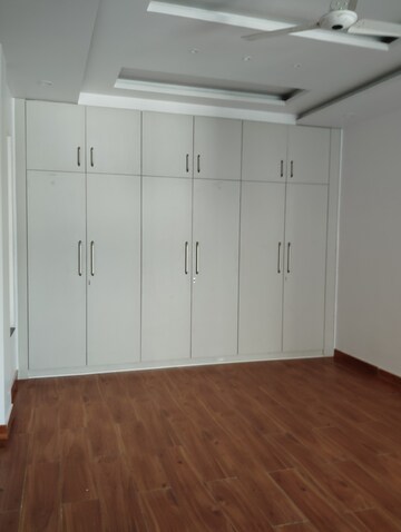 Room in 2 BHK Apartment at Mahanagar – for Rent
