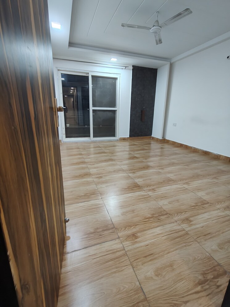 Room, chattarpur 3 Bedroom 153 Sq.Yd. Apartment In Chattarpur Delhi 8555699