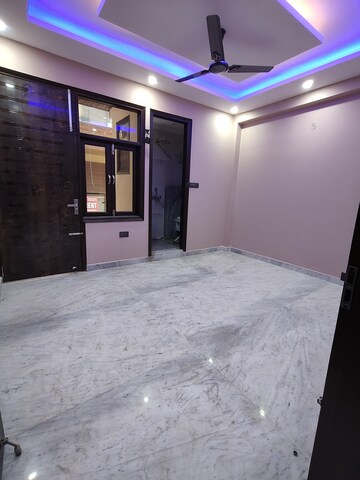 Room in 3 BHK Apartment at Chattarpur – for Rent