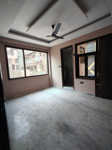 Room in 3 BHK Apartment at Chattarpur – for Rent