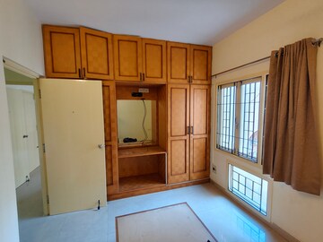 Room in 3 BHK Apartment at Kodambakkam – for Rent