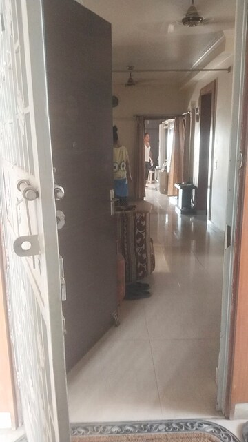 Building Lobby in 3.5 BHK Apartment at Amrapali Eden Park, Sector 50 – for Rent