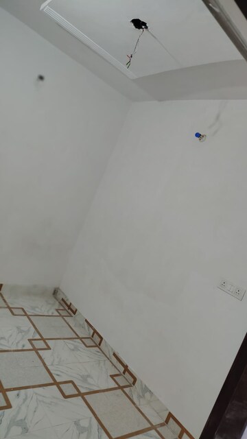 Room in 3 BHK Builder Floor at Dwarka Mor – for Rent