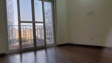 Room in 3.5 BHK Apartment at Omaxe Waterscapes, Gomti Nagar – for Rent