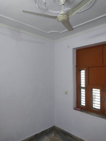 Room in 3 BHK Builder Floor at Unitech Arcadia, South City 2 – for Rent