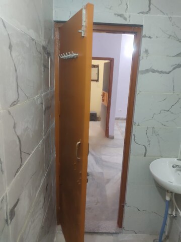 Bathroom in 3 BHK Builder Floor at Unitech Arcadia, South City 2 – for Rent