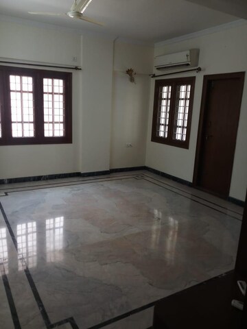 Room in 3 BHK Apartment at Indiranagar – for Rent