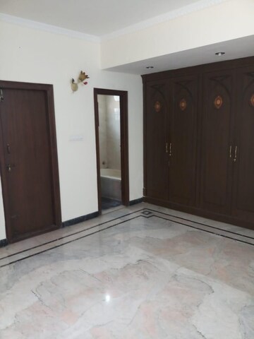 Room in 3 BHK Apartment at Indiranagar – for Rent