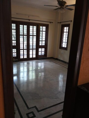 Room in 3 BHK Apartment at Indiranagar – for Rent