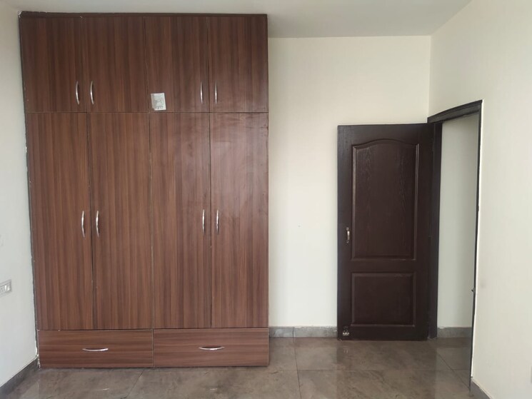 Room, ambala highway 3 Bedroom 140 Sq.Yd. Apartment In Ambala Highway Zirakpur 8558391