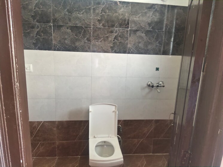 Bathroom, ambala highway 3 Bedroom 140 Sq.Yd. Apartment In Ambala Highway Zirakpur 8558391