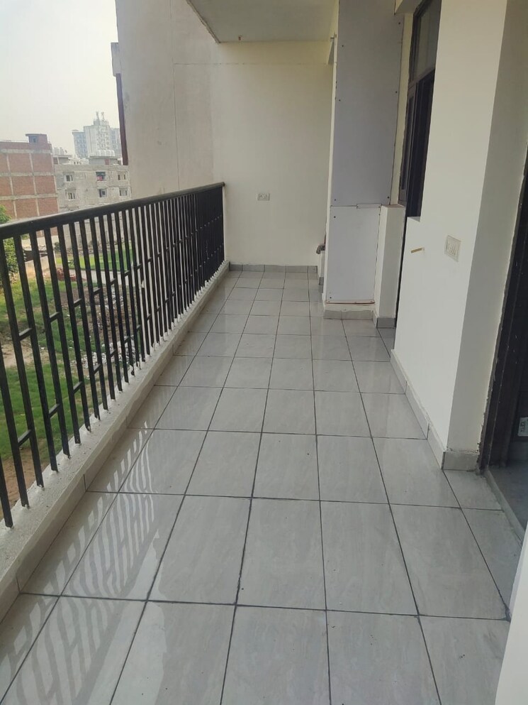 Balcony, ambala highway 3 Bedroom 140 Sq.Yd. Apartment In Ambala Highway Zirakpur 8558391