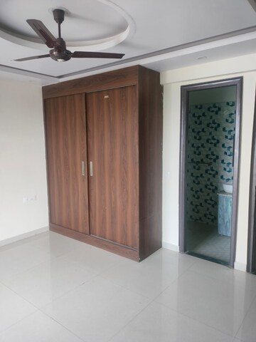 Room in 3 BHK Builder Floor at Sushant Lok 3, Sector 57 – for Rent
