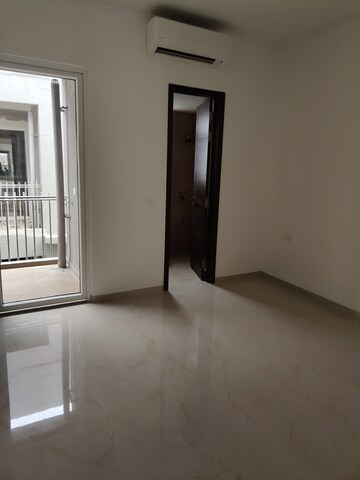 Room in 3 BHK Apartment at Smart World Orchard, Sector 61 – for Rent