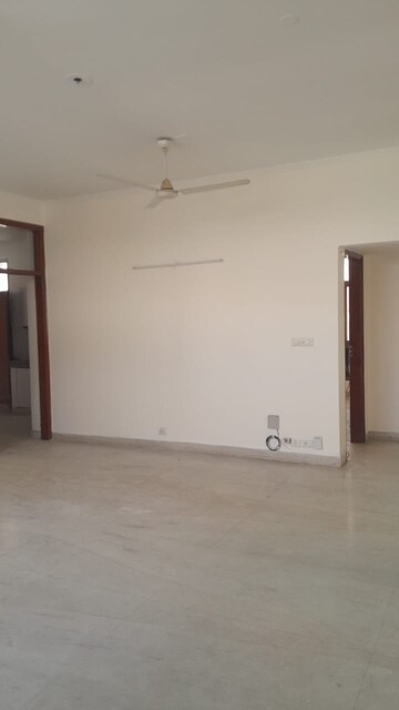 Room in 3 BHK Builder Floor at Unitech South City II, Sector 50 – for Rent