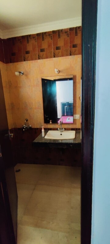 Bathroom in 4 BHK Builder Floor at Ardee City, Sector 52 – for Rent