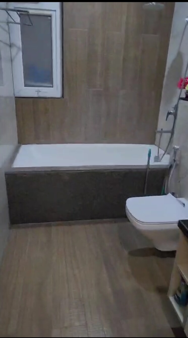 Bathroom, uchdpl-veridia-oakwood-enclave 4 Bedroom 2385 Sq.Ft. Apartment In Wave City Ghaziabad 8558641