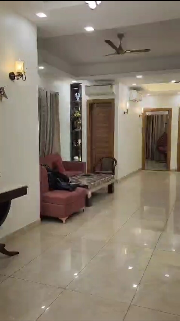 Living Room, uchdpl-veridia-oakwood-enclave 4 Bedroom 2385 Sq.Ft. Apartment In Wave City Ghaziabad 8558641