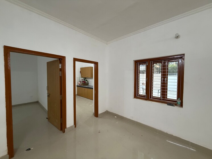 Room, sector 44 2 Bedroom 240 Sq.Mt. Independent House In Sector 44 Noida 8558690