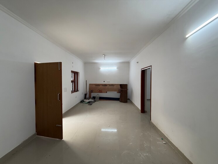 Room, sector 44 2 Bedroom 240 Sq.Mt. Independent House In Sector 44 Noida 8558690