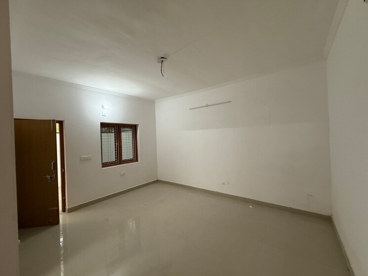 Room, sector 44 2 Bedroom 240 Sq.Mt. Independent House In Sector 44 Noida 8558690