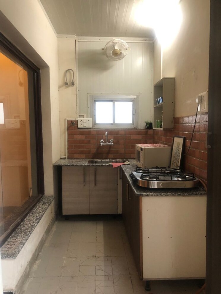 Kitchen, old-dlf-colony 4 Bedroom 250 Sq.Yd. Independent House In Sector 14 Gurgaon 8513222