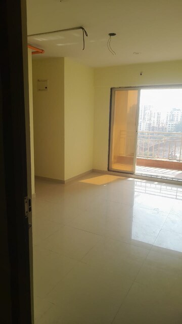 Room in 1.5 BHK Apartment at Royce Paradise, Kalyan West – for Rent
