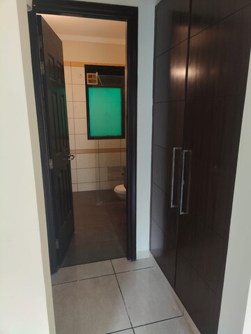 Room in 6+ BHK Villa at Unitech South City 1, South City 1 – for Rent