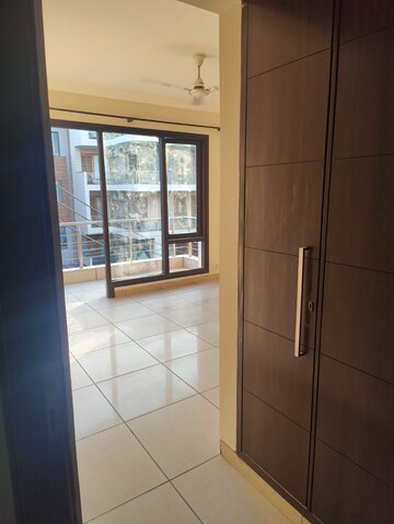 Room in 6+ BHK Villa at Unitech South City 1, South City 1 – for Rent