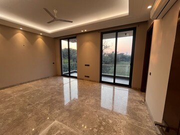 Room in 6+ BHK Villa at Unitech Palms, South City 1 – for Rent
