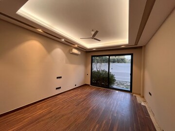 Room in 6+ BHK Villa at Unitech Palms, South City 1 – for Rent