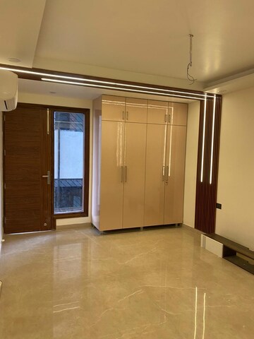 Room in 3 BHK Builder Floor at Ansal Sushant Lok I, Sector 43 – for Rent