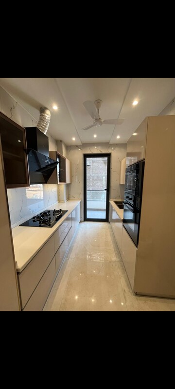 Building Lobby in 4 BHK Builder Floor at Paras Trinity, Sector 63 – for Sale