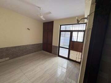 Room in 2.5 BHK Builder Floor at Sushant Lok I – for Rent
