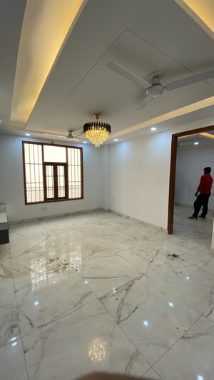 Room in 4 BHK Builder Floor at Mahavir Enclave – for Sale