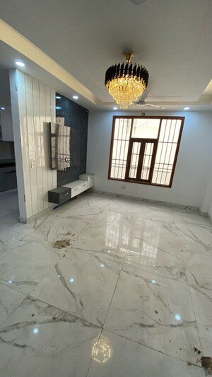 Furnished Amenities in 4 BHK Builder Floor at Mahavir Enclave – for Sale