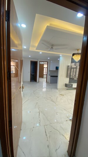 Building Lobby in 4 BHK Builder Floor at Mahavir Enclave – for Sale