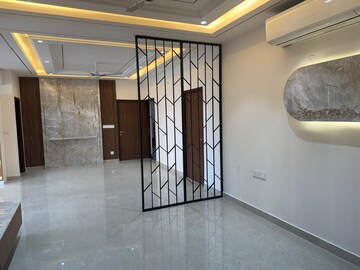 Room in 4 BHK Apartment at Jayabheri The Peaks, Narsingi – for Rent