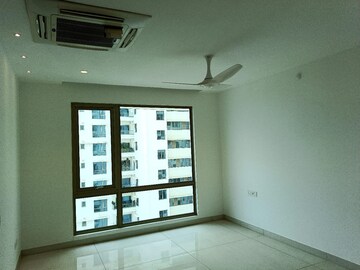 Room in 4 BHK Apartment at Jayabheri The Peaks, Narsingi – for Rent