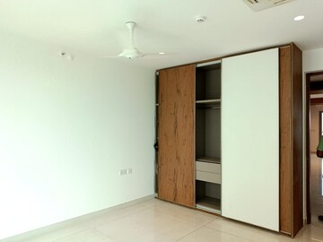 Room in 4 BHK Apartment at Jayabheri The Peaks, Narsingi – for Rent