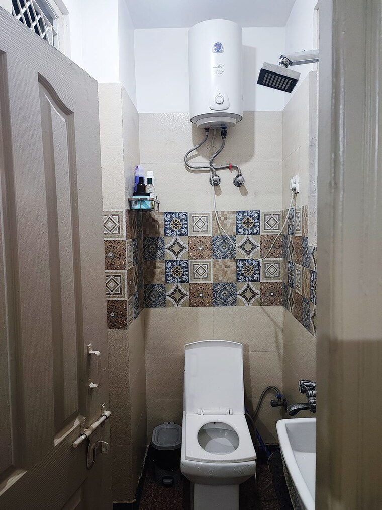 Bathroom, pratap nagar 2 Bedroom 650 Sq.Ft. Builder Floor In Pratap Nagar Delhi 8559297